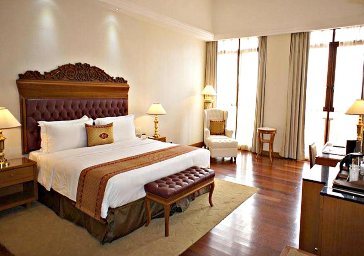 Отель Royale Chulan Куала-Лумпур Экстерьер фото A room at the hotel