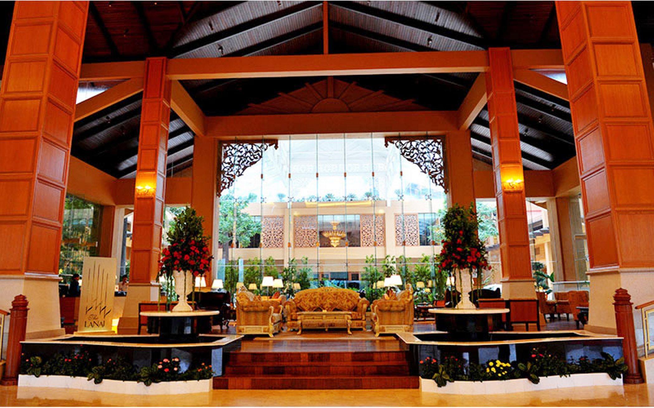 Отель Royale Chulan Куала-Лумпур Экстерьер фото The lobby of the Royal Thai Hotel