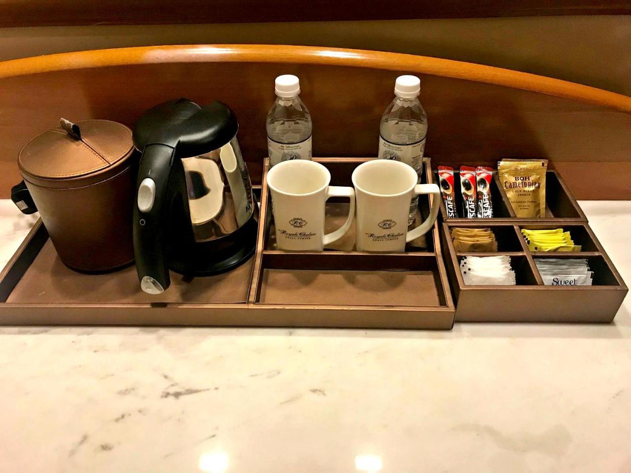 Отель Royale Chulan Куала-Лумпур Экстерьер фото A tea and coffee tray in a hotel room