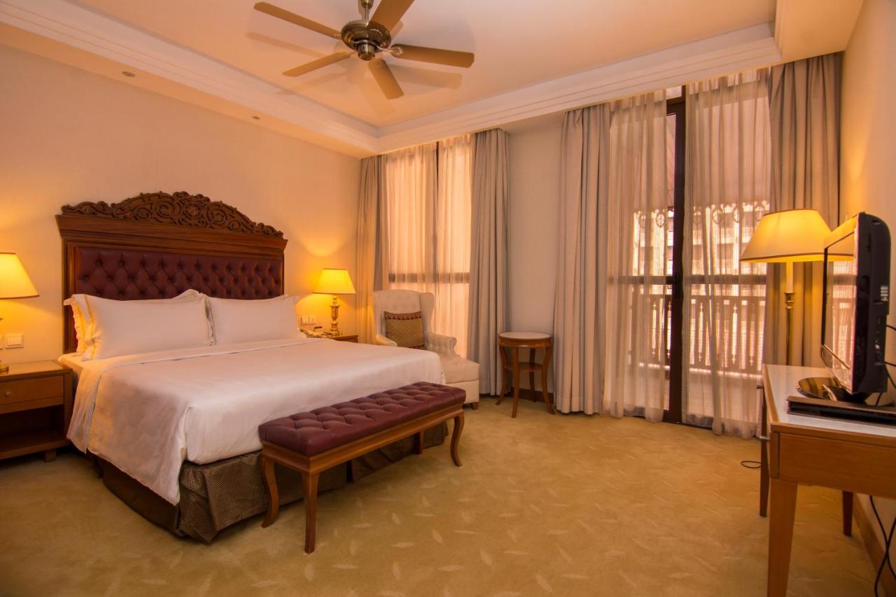 Отель Royale Chulan Куала-Лумпур Экстерьер фото A room at the hotel