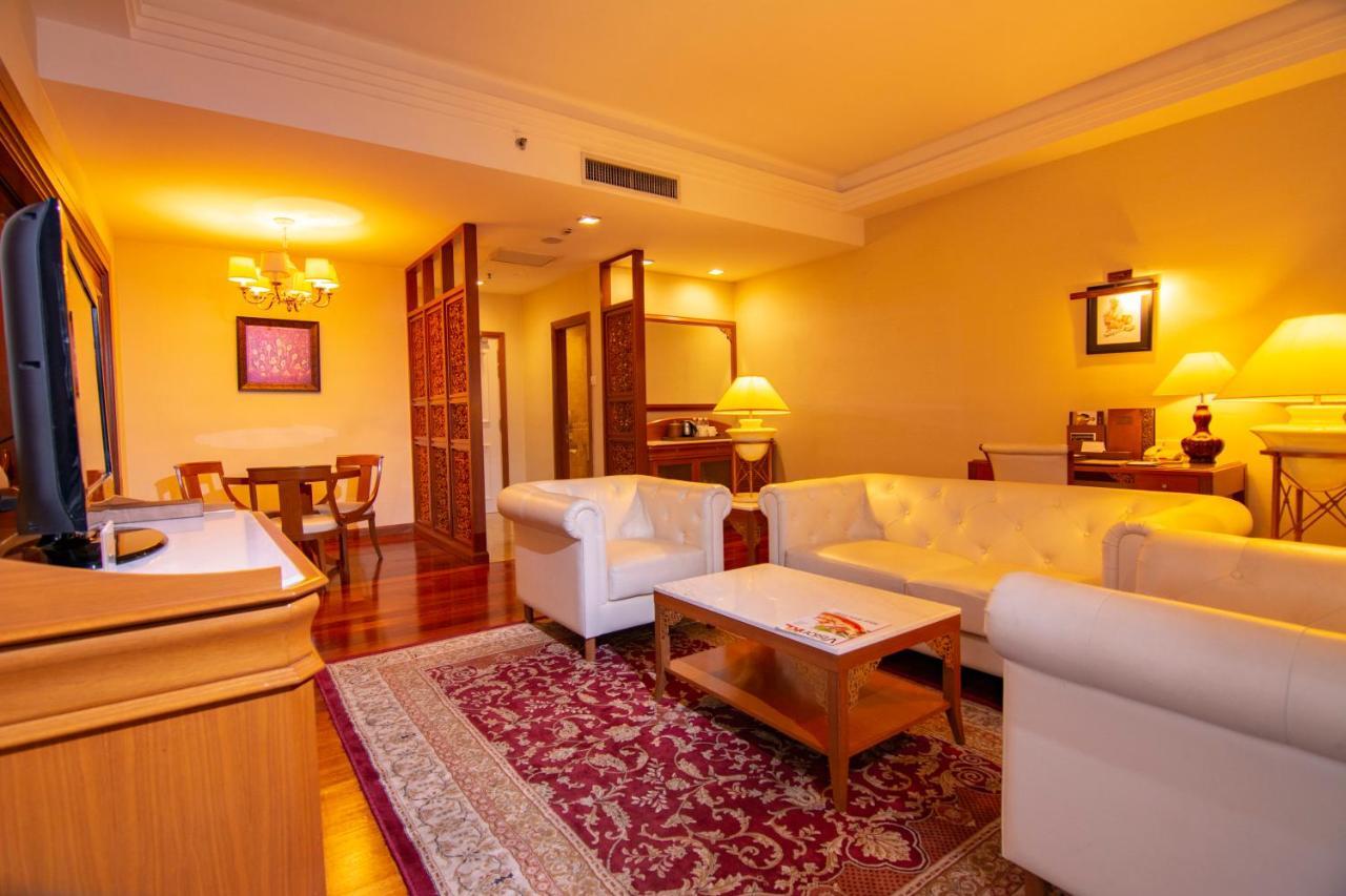 Отель Royale Chulan Куала-Лумпур Экстерьер фото Suite room at the hotel