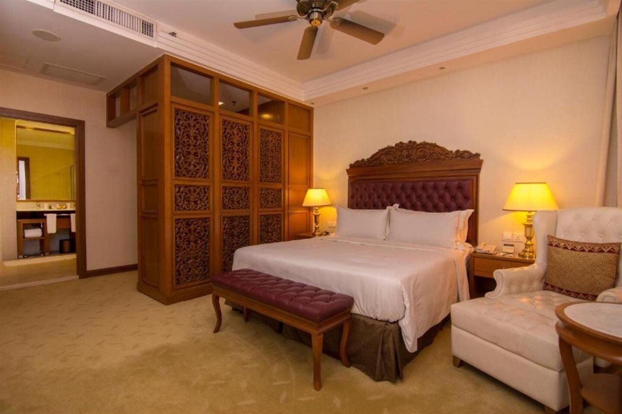 Отель Royale Chulan Куала-Лумпур Экстерьер фото A bedroom at the hotel
