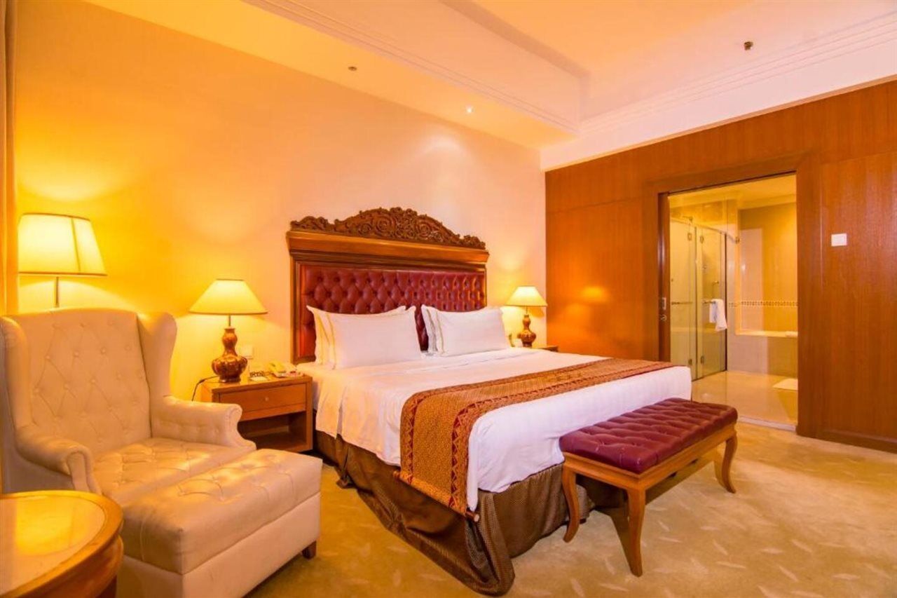 Отель Royale Chulan Куала-Лумпур Экстерьер фото A bedroom at the hotel