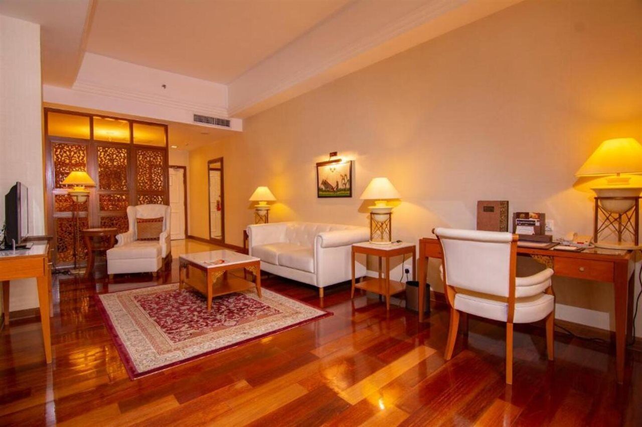 Отель Royale Chulan Куала-Лумпур Экстерьер фото A suite at the Taj Bengal
