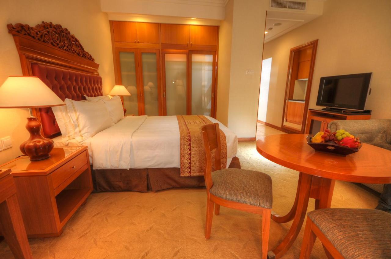 Отель Royale Chulan Куала-Лумпур Экстерьер фото A room at the hotel